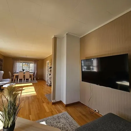 Sentrumsnaer Enebolig Med 4 Soverom Villa *