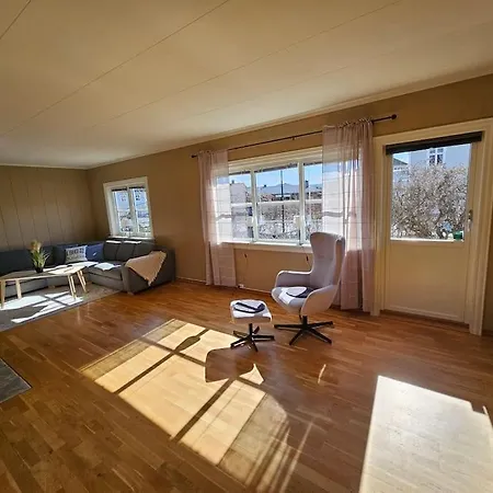 Sentrumsnaer Enebolig Med 4 Soverom Skien