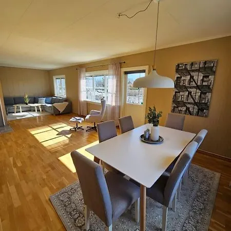 Sentrumsnaer Enebolig Med 4 Soverom * Skien